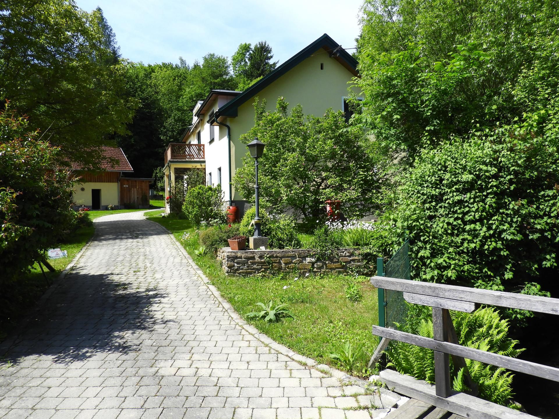 Landwirtschaftliches Anwesen mit angeschlossenem Wald und Agrarflächen