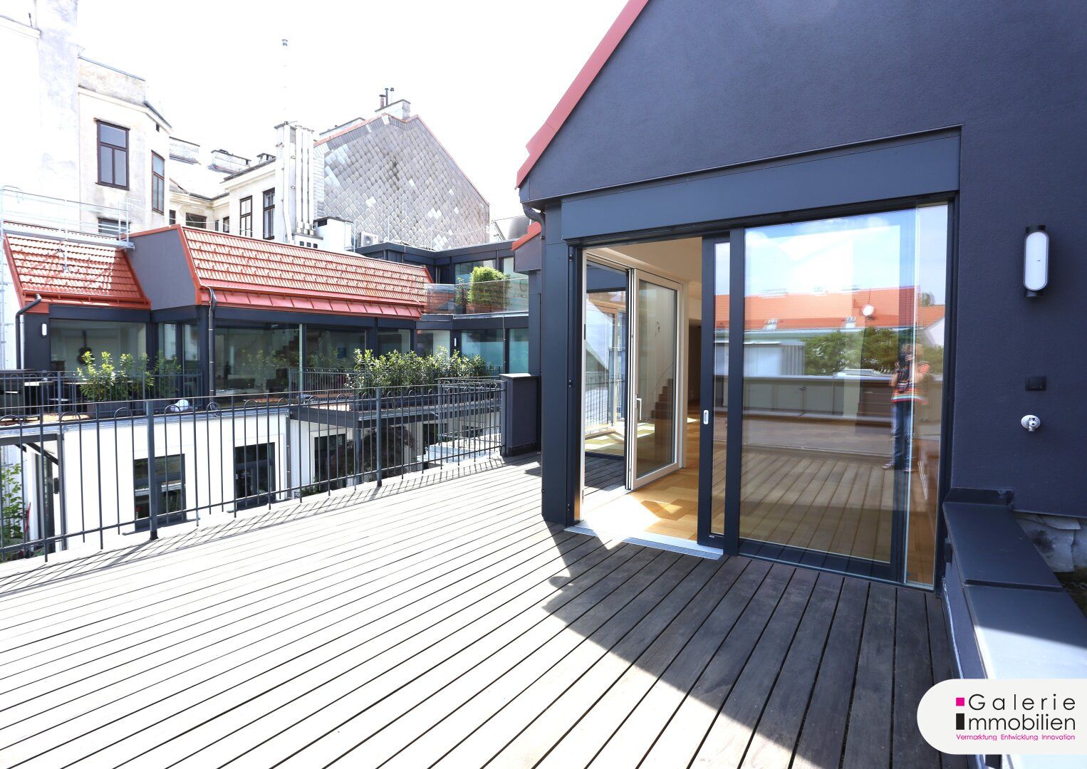 Erstbezug - Wunderschöne Dachgeschosswohnung - modernste Technik auf höchstem Niveau - Garage im Haus