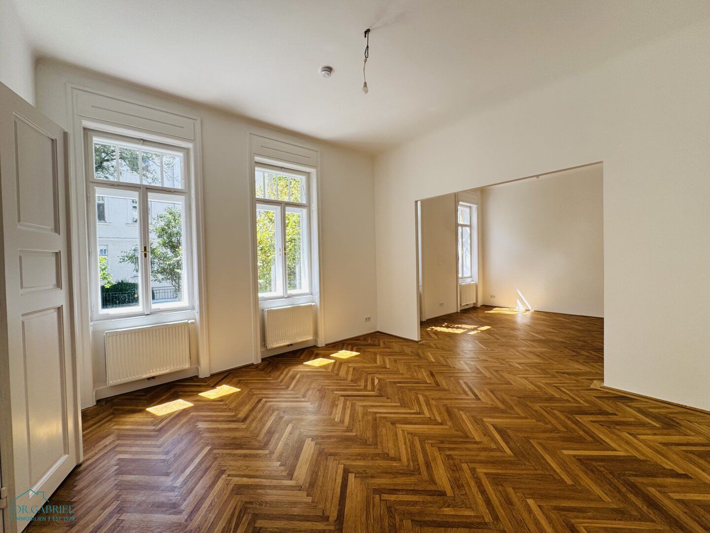 FRISCH SANIERTE ALTBAUWOHNUNG MIT KLEINEM BALKON