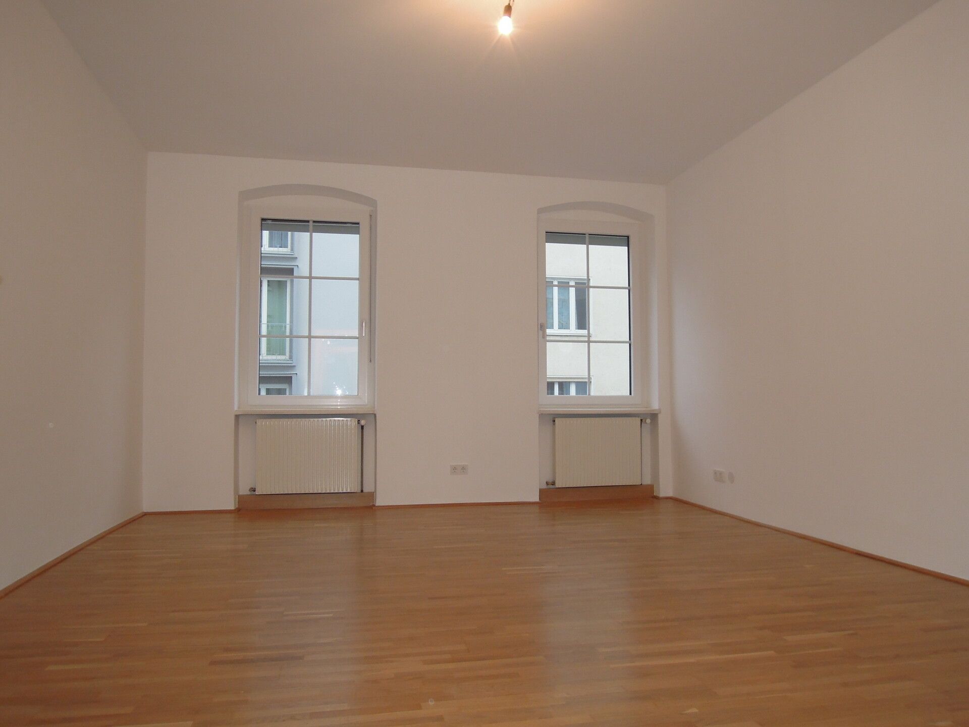 Innenstadtwohnung mit riesigem Balkon mit Blick in den Innenhof