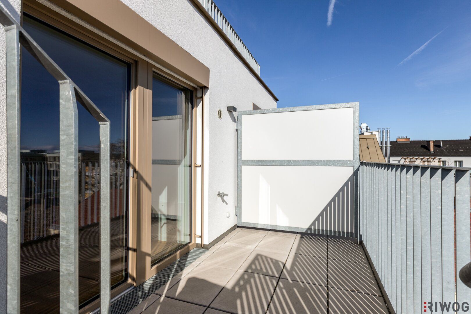 ERSTBEZUG mit DACHTERRASSE | DG-Maisonette Nähe Alte Donau | Traumhafter Fernblick | Teils hofseitig | Fernwärme | TG-Stellplatz optional | Ideal für Anleger oder Eigennutzer | Nachhaltiges Projekt - Изглед 4