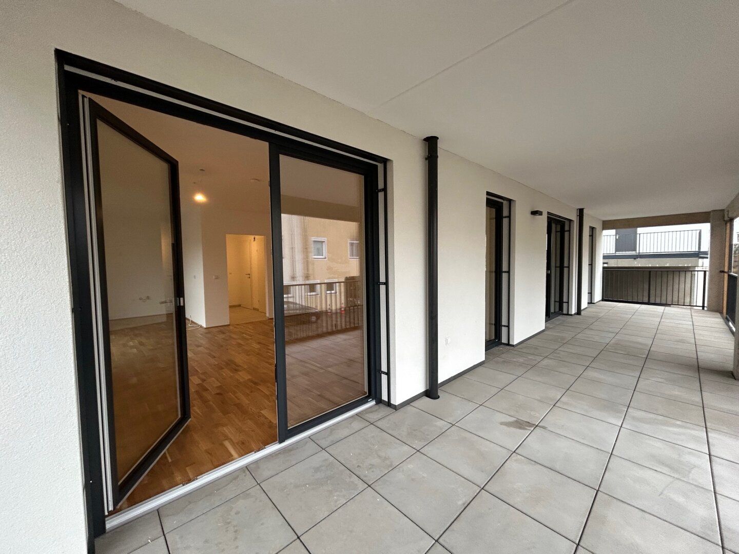 Helle 4 Zimmerwohnung mit sehr großer überdachter Terrasse.