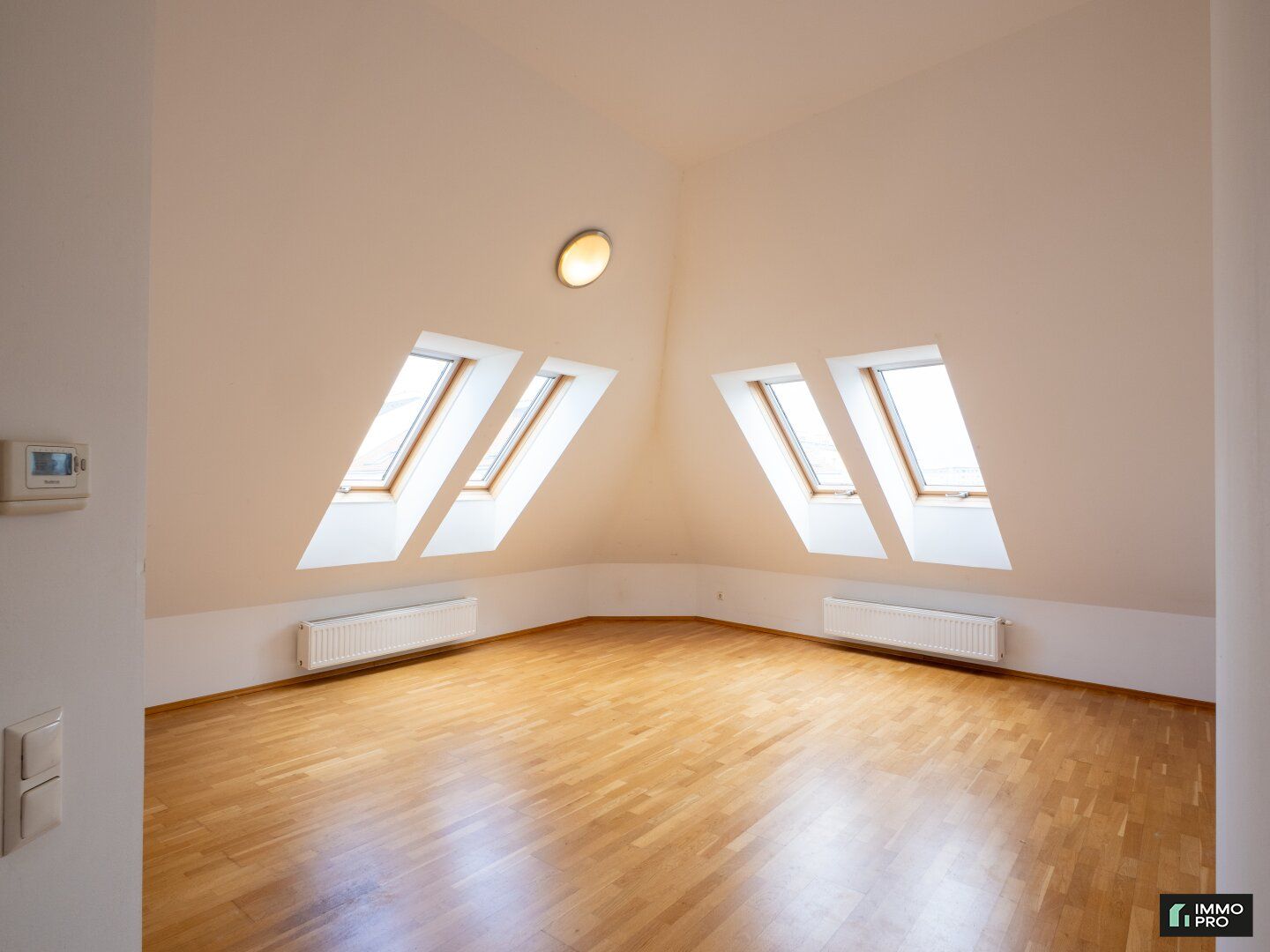 Großzügige 2-Zimmer Dachgeschoss Wohnung im 5.Bezirk von Wien zu vermieten!