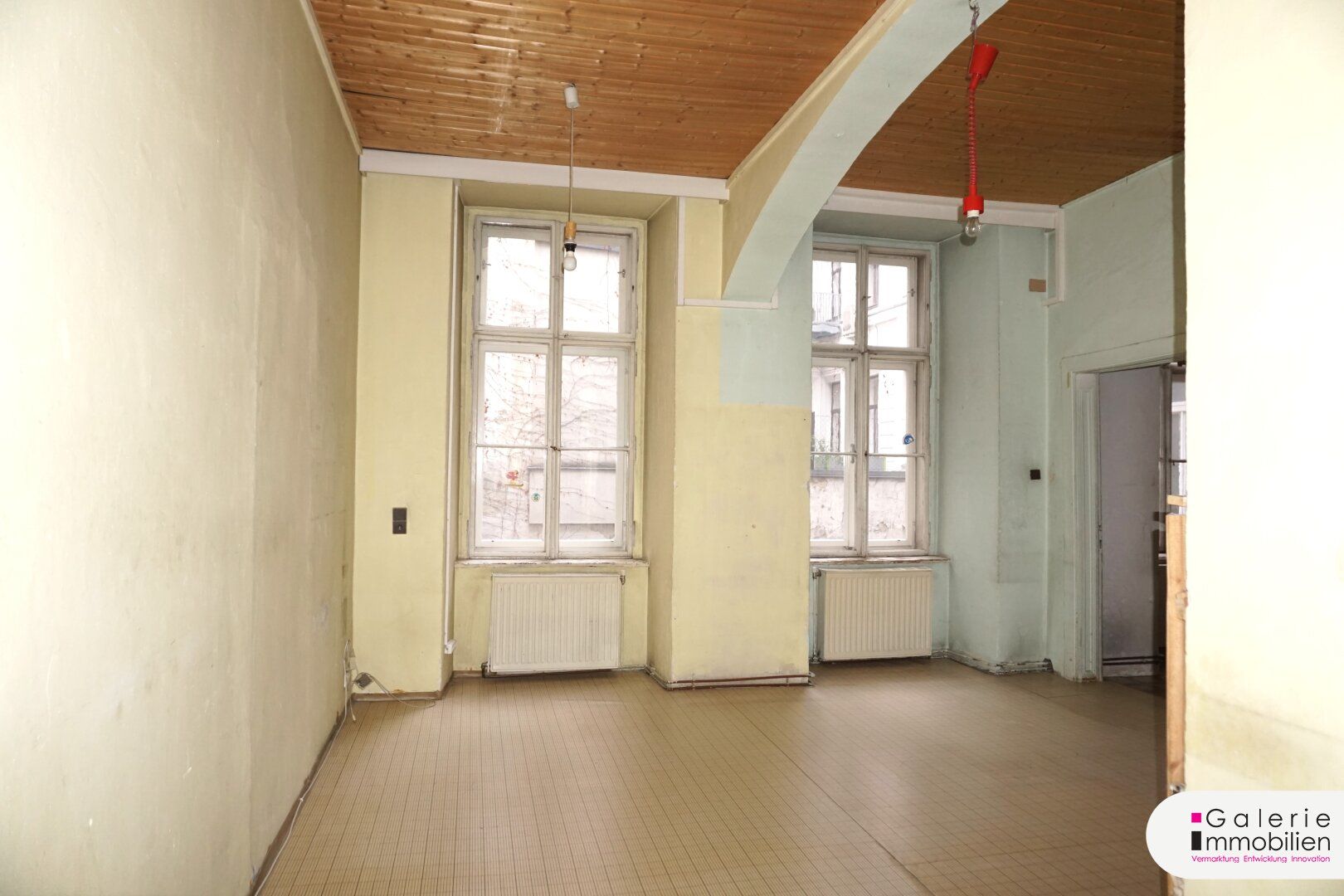 Naschmarkt - geräumige, helle, sanierungsbedürftige Altbauwohnung