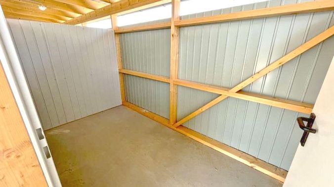 Lager- und Stauraum angreneznd an das Carport (1)
