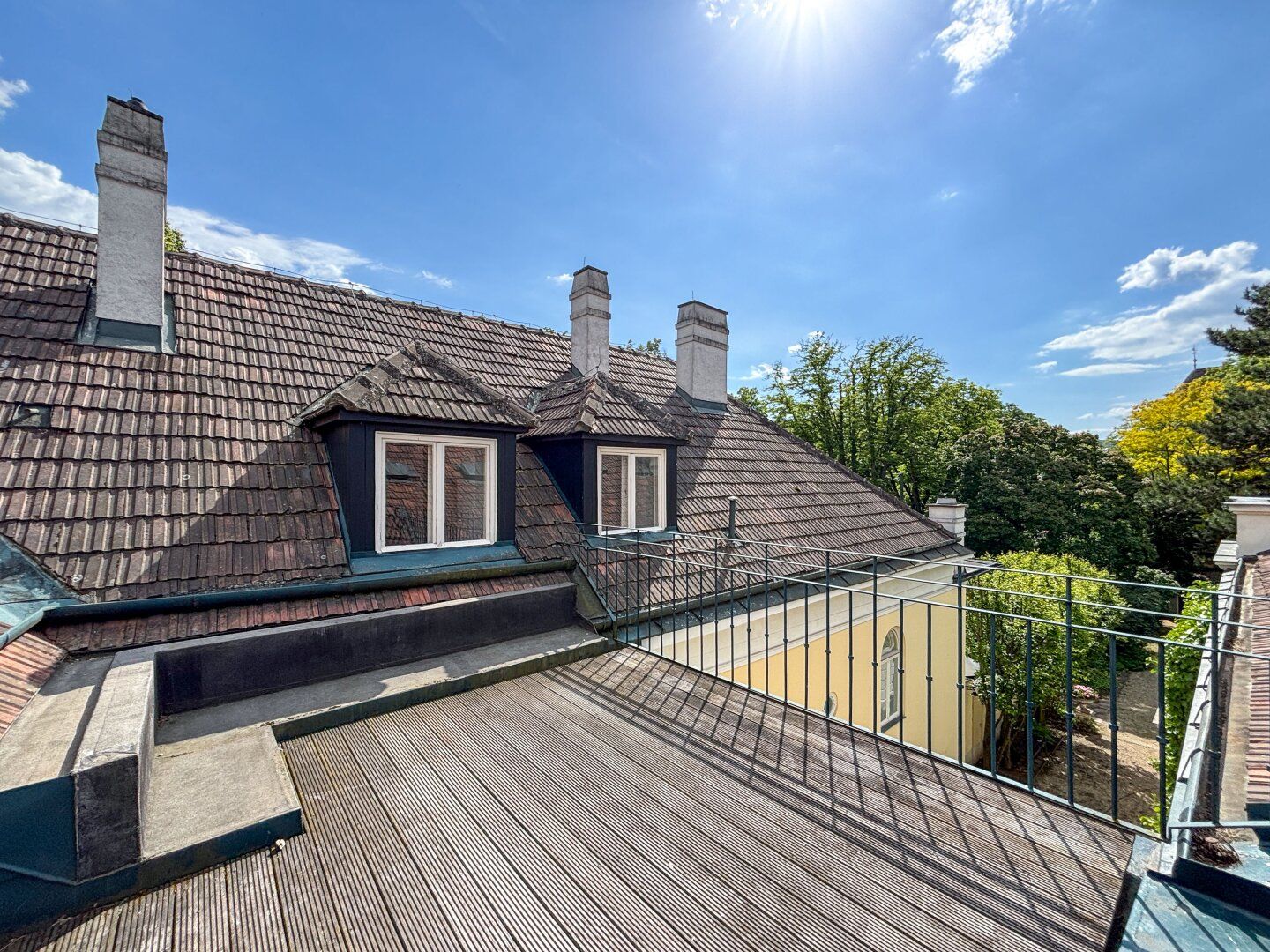 Elegante Wohnung in historischer Villa mit Dachterrasse und Blick ins Grüne