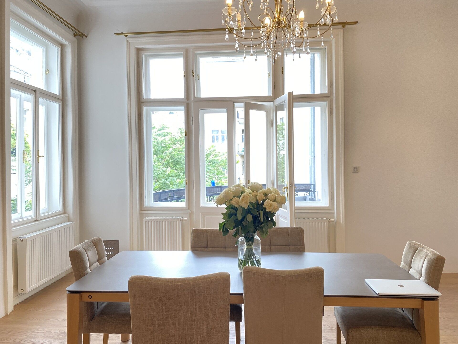 Großzügige, sanierte Altbauwohnung mit Balkon, Stellplatz und Weinkeller im Botschaftsviertel - zu kaufen in 1040 Wien