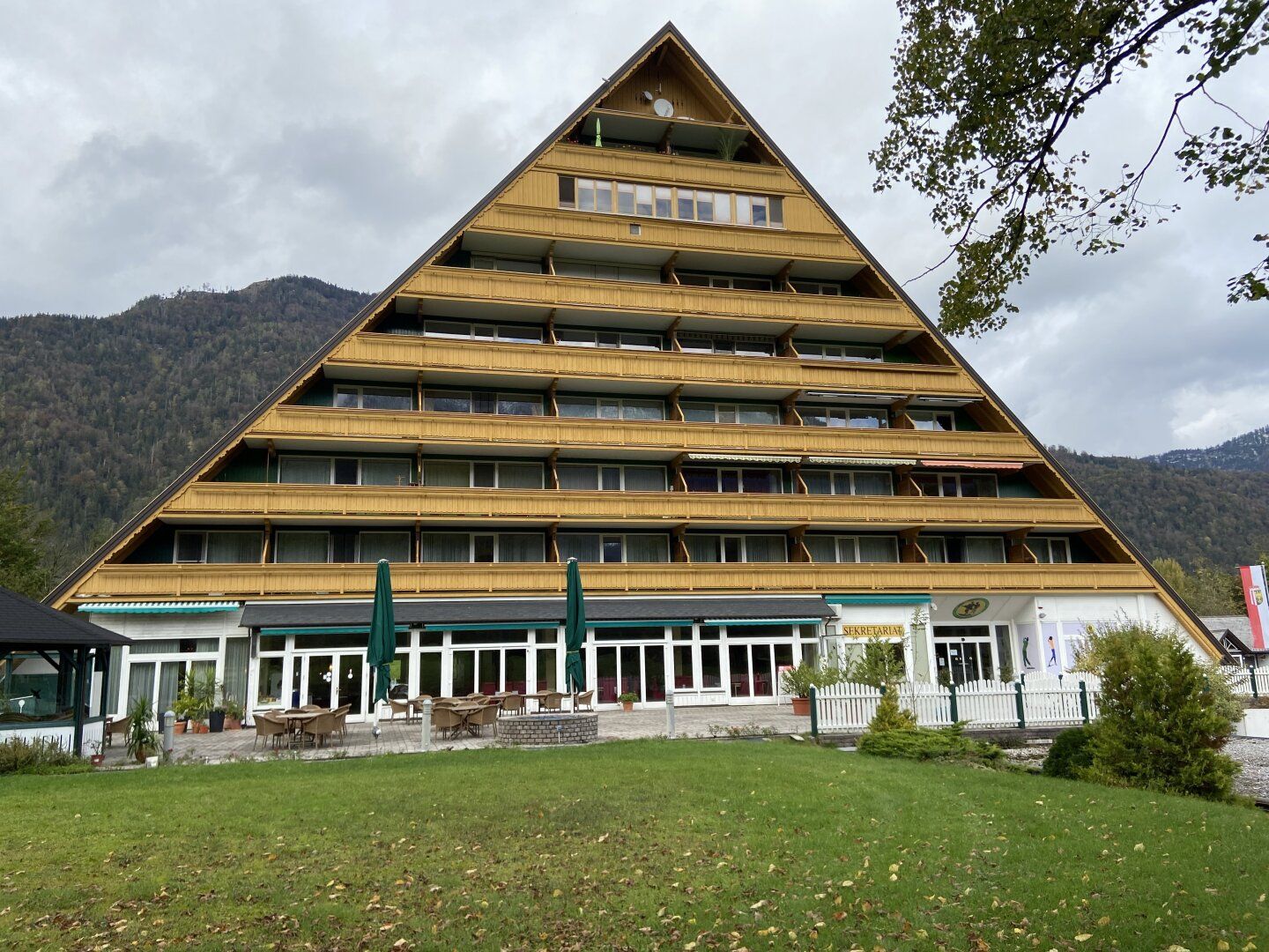 WOHNEN WO ANDERE URLAUB MACHEN - DIREKT AM GOLFPLATZ BAD ISCHL