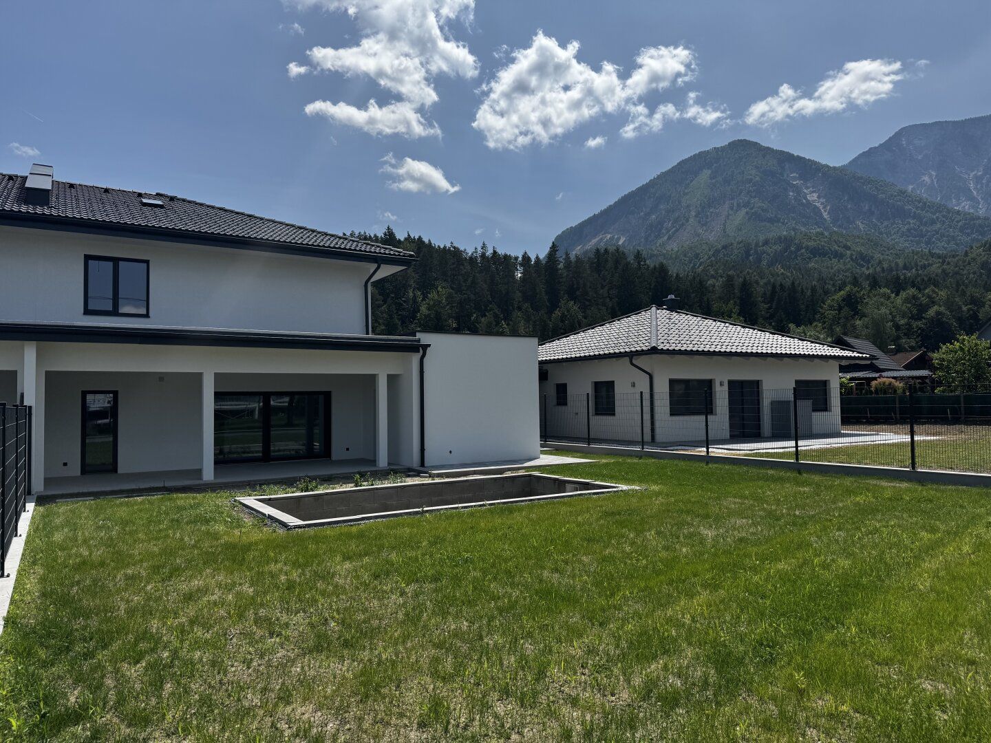 Stilvolle Doppelhaushälfte mit Pool, Designküche und Wohlfühlambiente