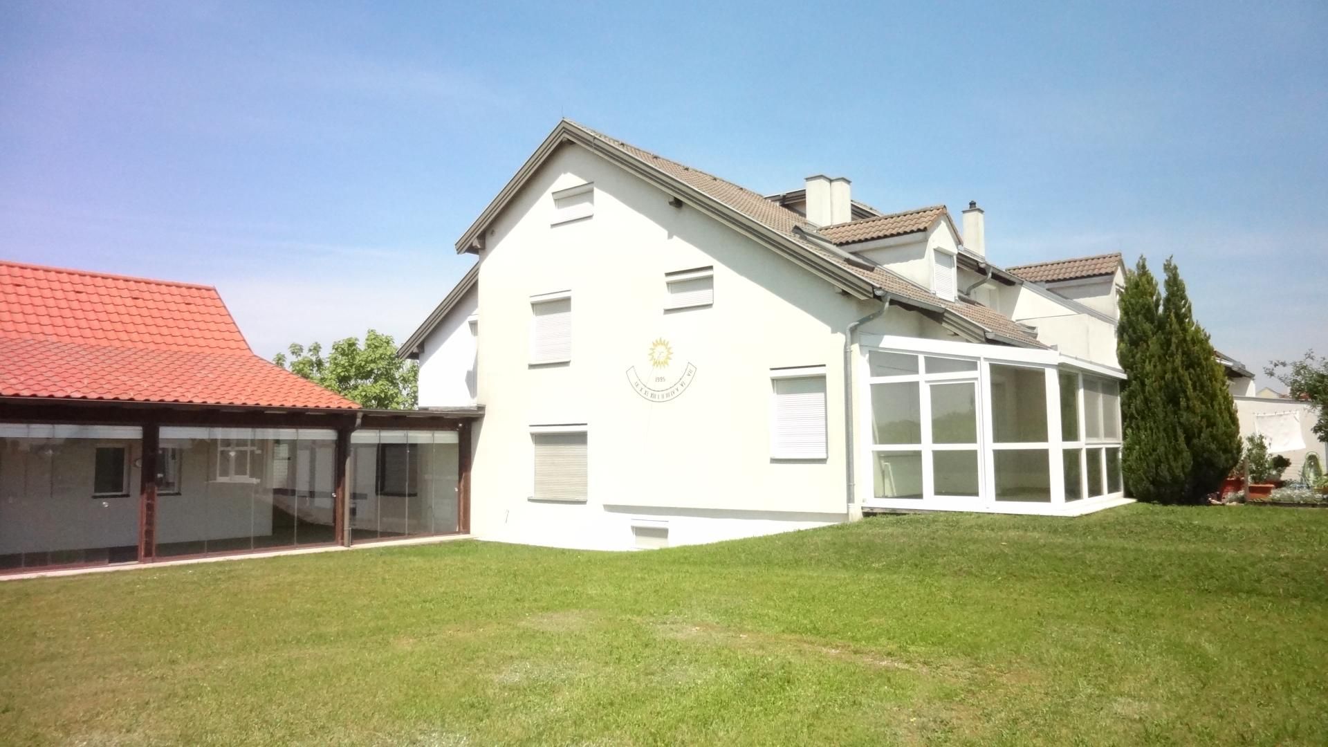 Modernes Reihenhaus auf großem Grund
