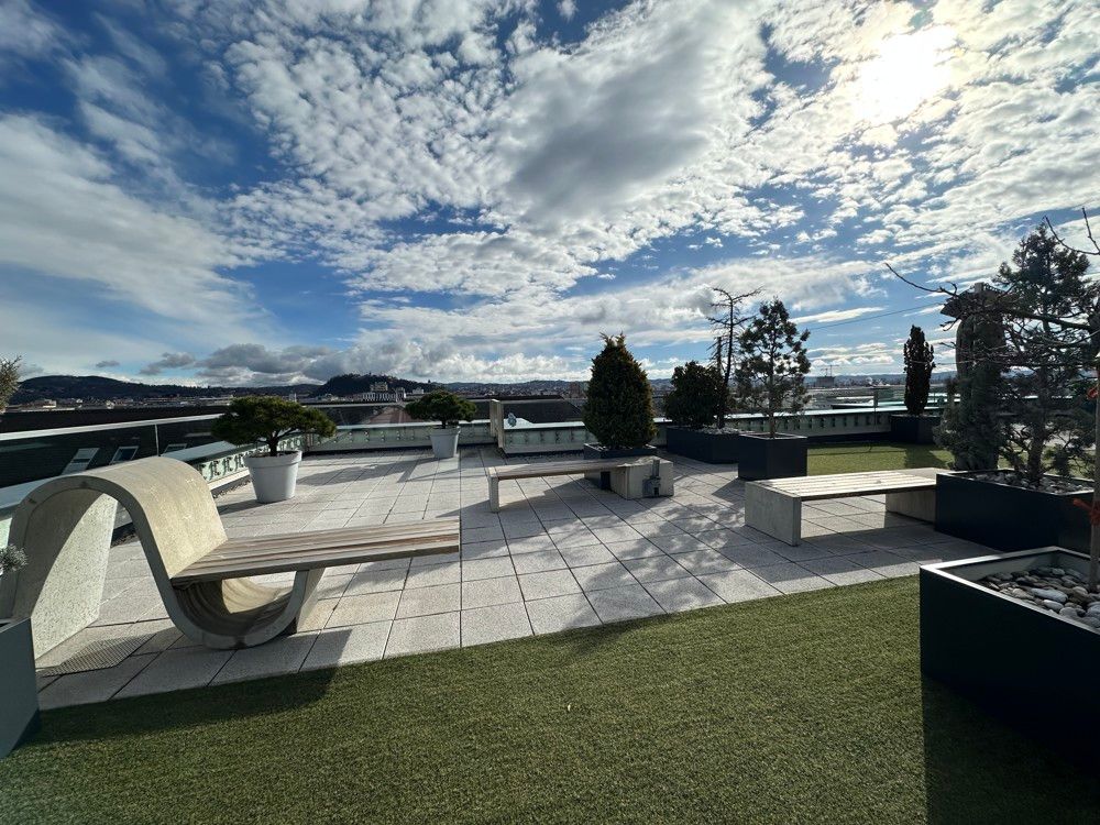 Moderne Büros mit Dachterrasse