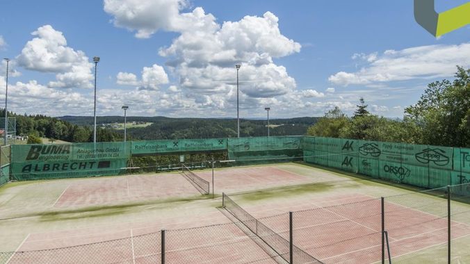 Tennisplatz ca. 1,6 km entfernt