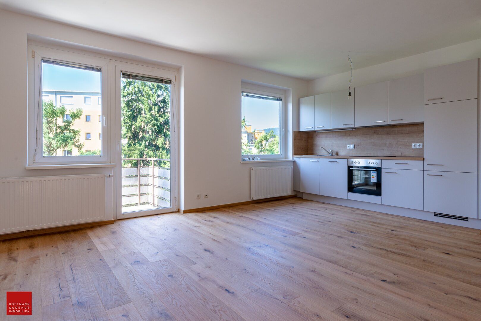 ERSTBEZUG NACH SANIERUNG: TRAUMHAFTE 3-ZIMMER-WOHNUNG MIT BALKON