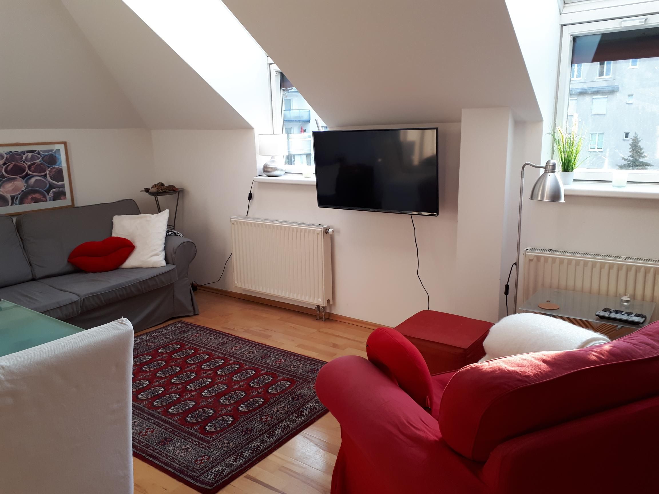 Gemütliche möblierte Dachwohnung mit Balkon