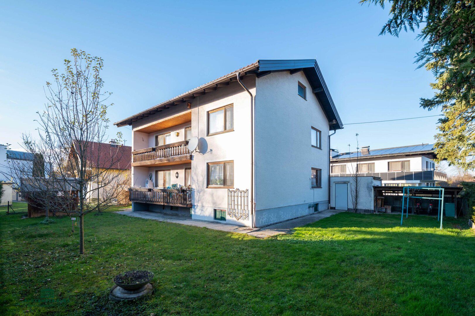Wohnhaus für zwei Familien in schöner Lage
