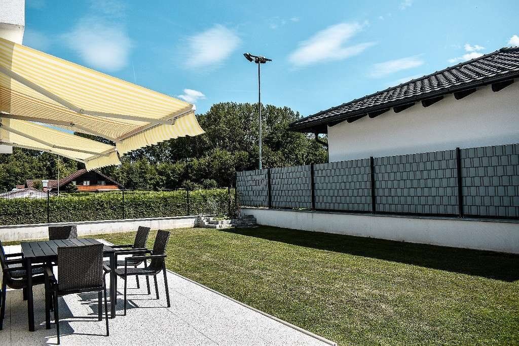 Neuwertiges Einfamilienhaus mit großem Garten     