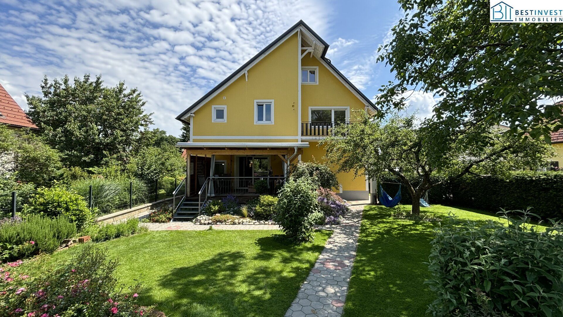Großzügiges Wohnen mit Pool & Garten