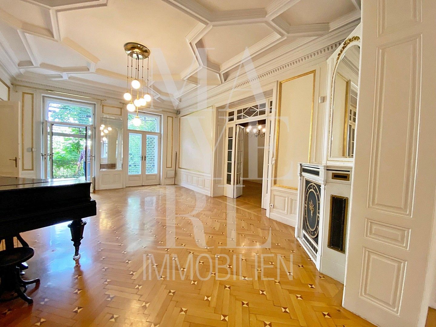 Repräsentative Wohnung mit Eigengarten in einer Cottage Villa