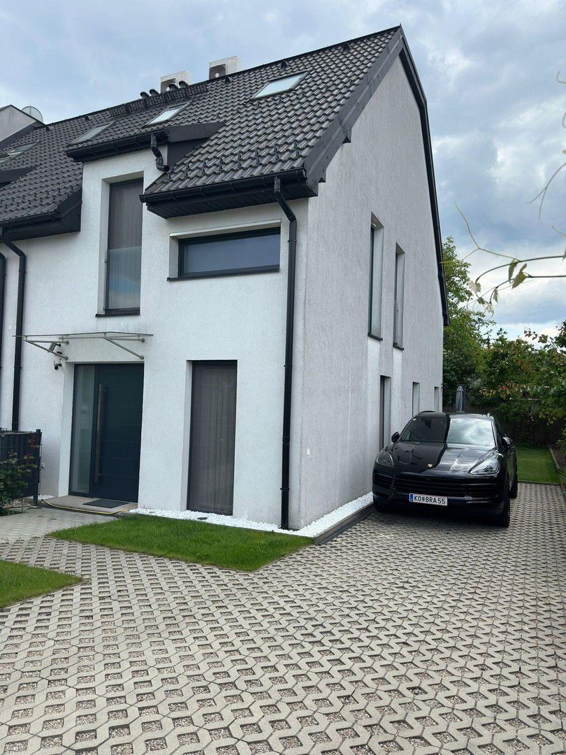 Attraktives Eckreinhaus in Wiennähe (5 Automieten)