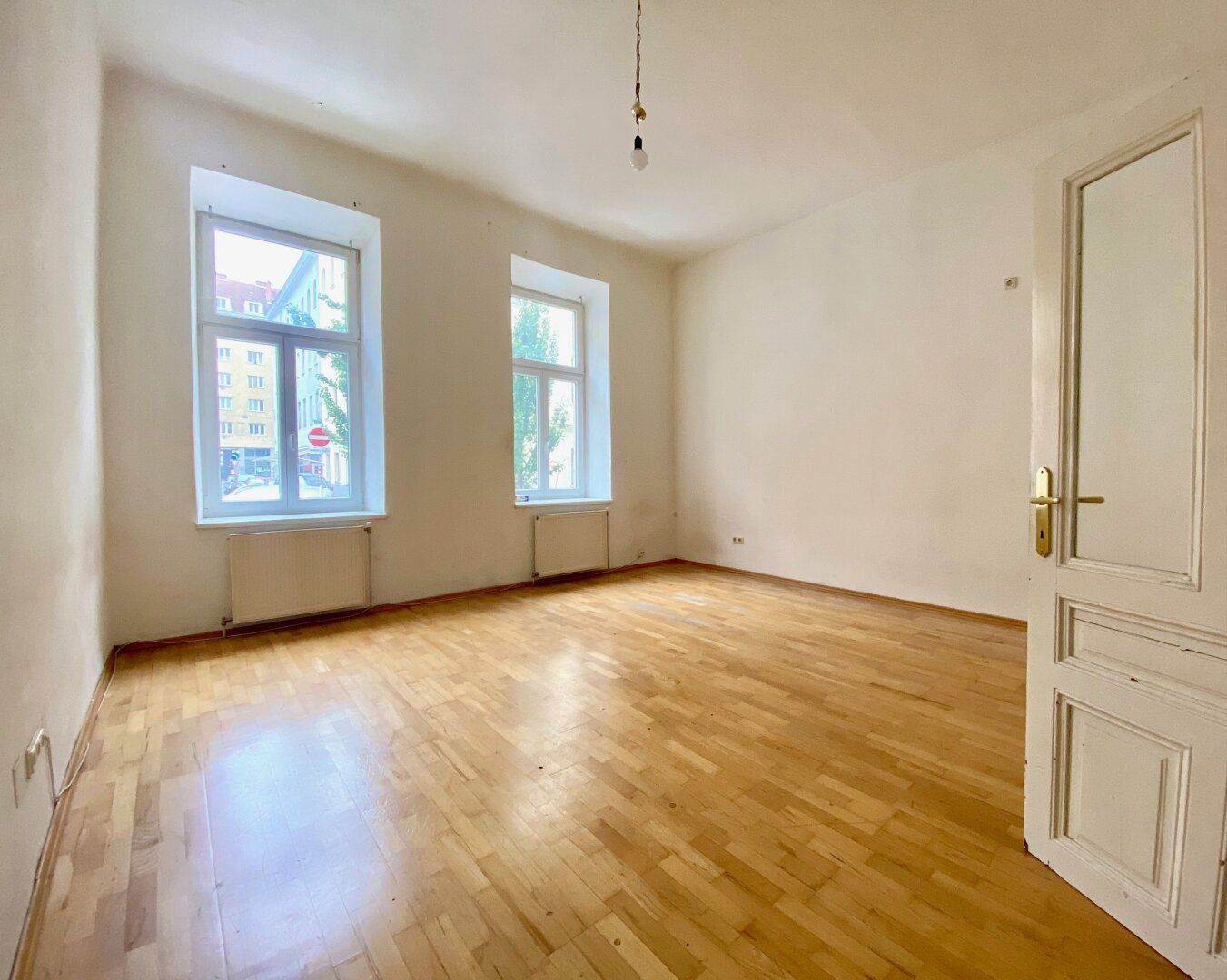 SANIERUNGSBEDÜRFTIGE HELLE WOHNUNG IM KLASSISCHEN ALTBAU