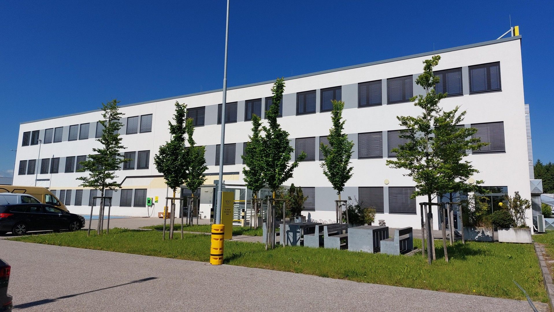 Bürogebäude neben Logistikzentrum - Ansicht 2
