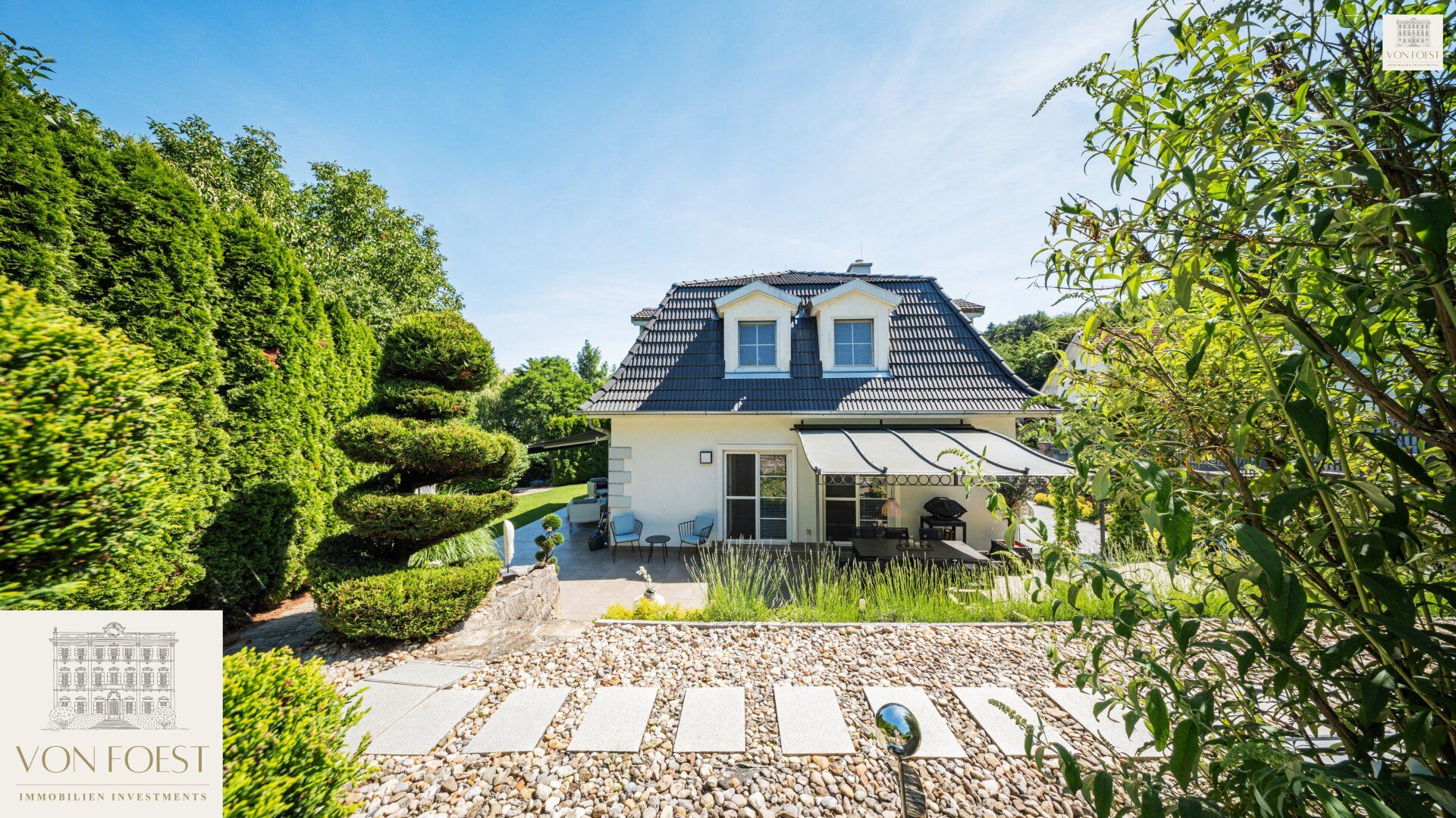 Wunderschöne Landhausstil-Villa eingebettet in einem idyllischen Gartenparadies mit Schwimmteich und Whirlpool