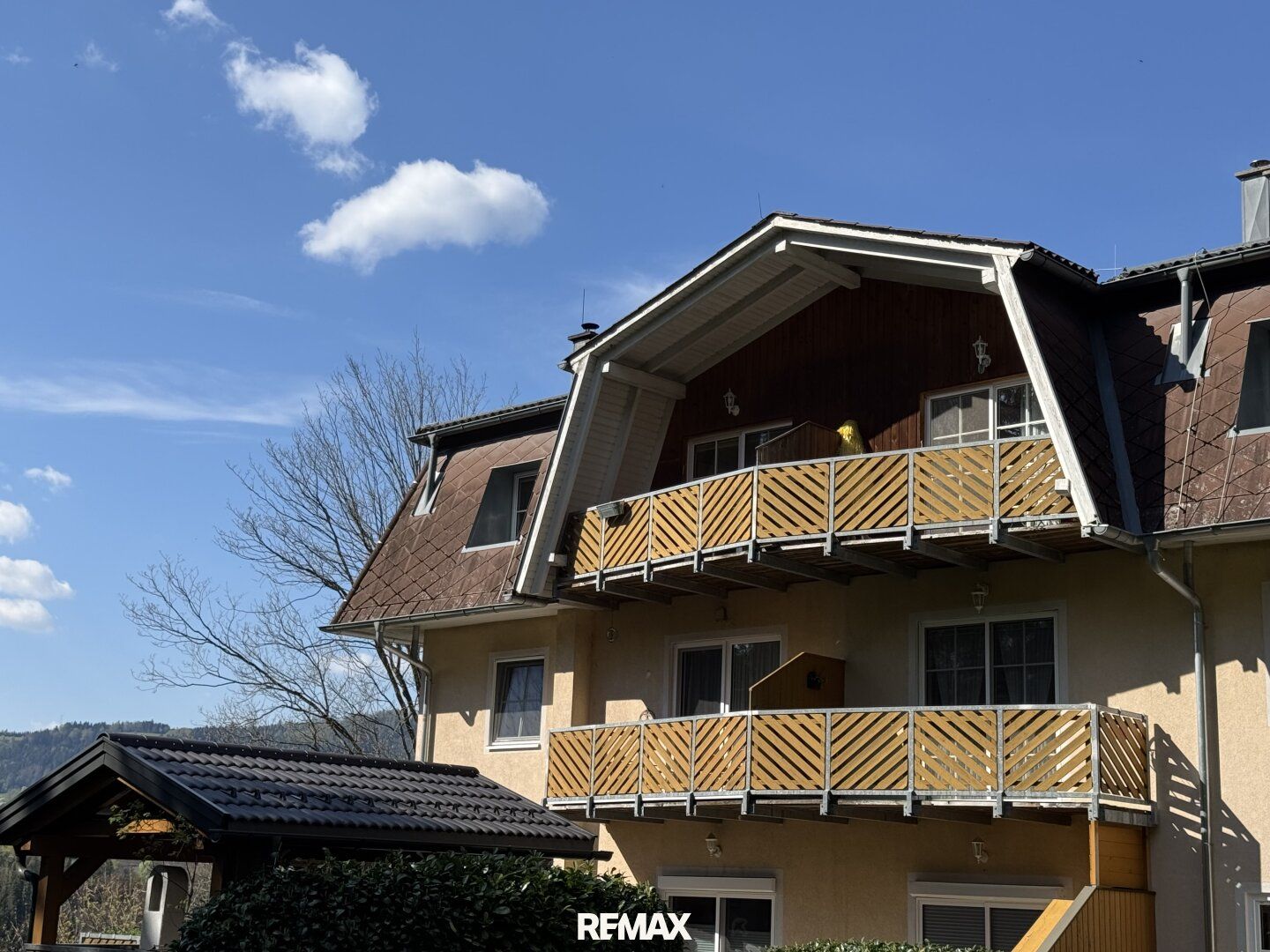 Charmante 3-Zi DG-Wohnung mit moderner Küche - RUHIGE Aussichtslage - Loggia & Carport - More