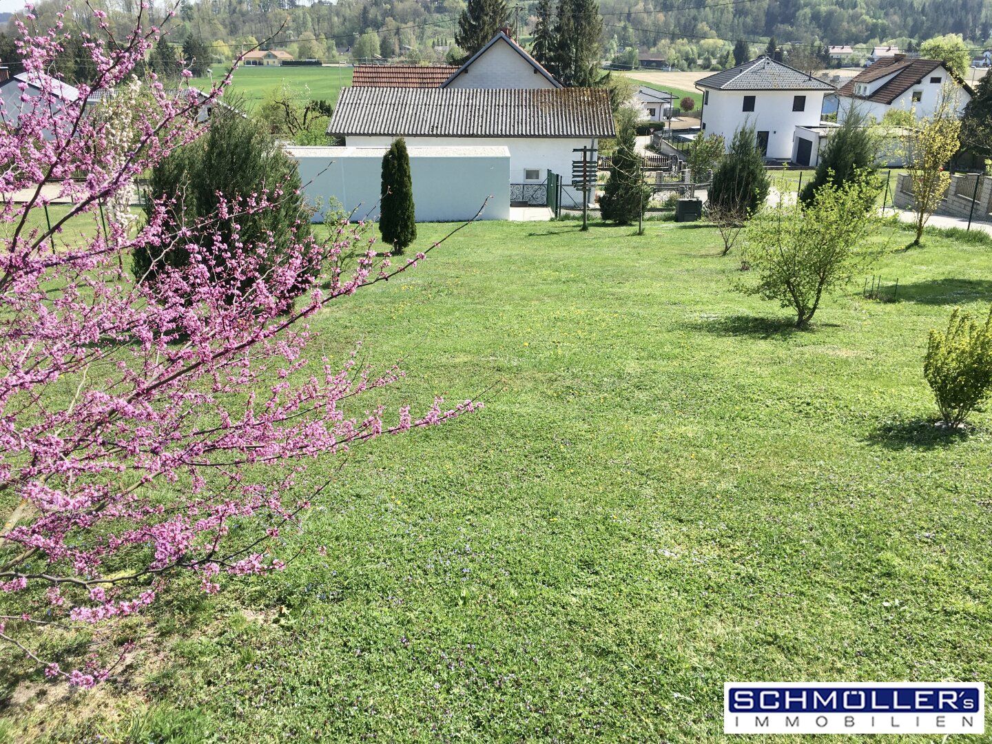 Wunderschönes Baugrundstück mit Baumbestand und Garage