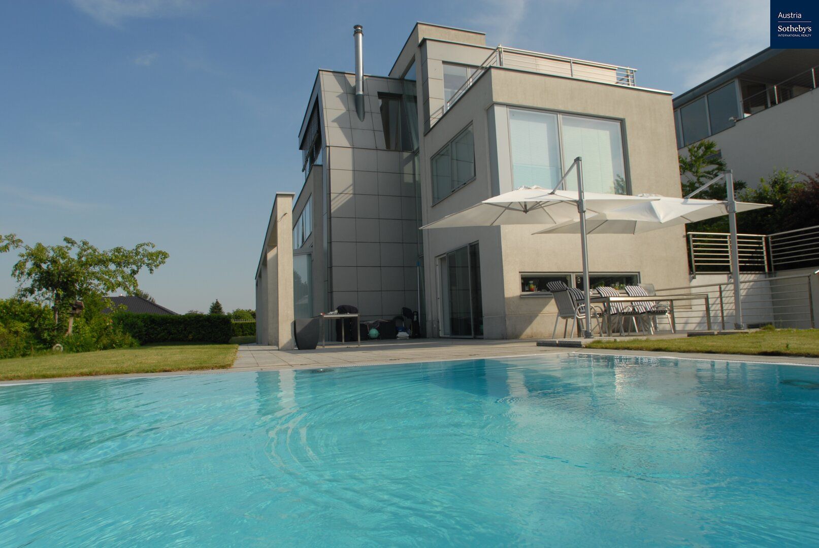 MODERNE LUXUSVILLA MIT TRAUMHAFTEM AUSBLICK AUF WIEN, NUR 20 MIN IN DIE WIENER CITY