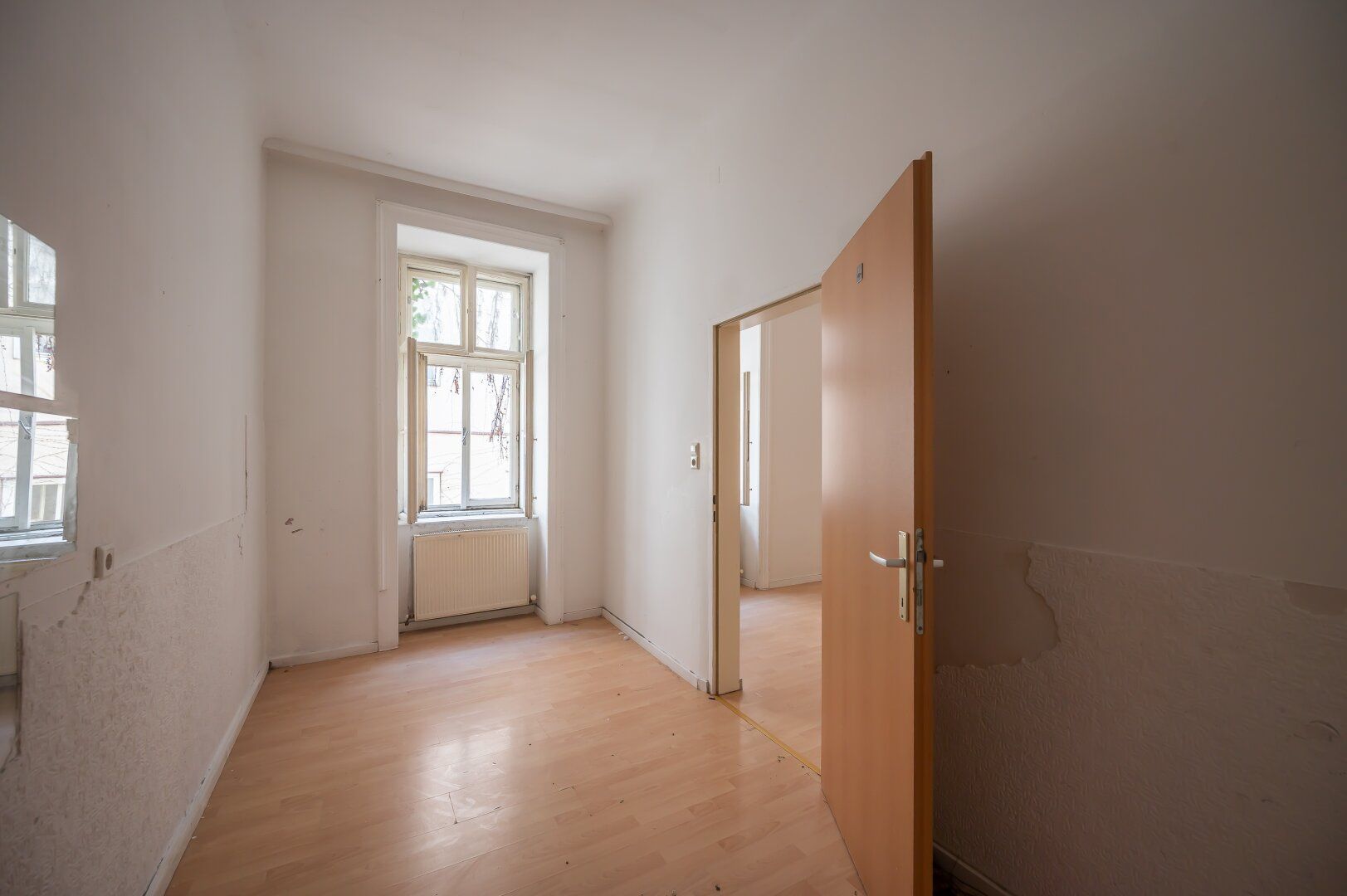 ++Airbnb++ Renovation Opportunity: Well-Located 2-Room Apartment with Potential