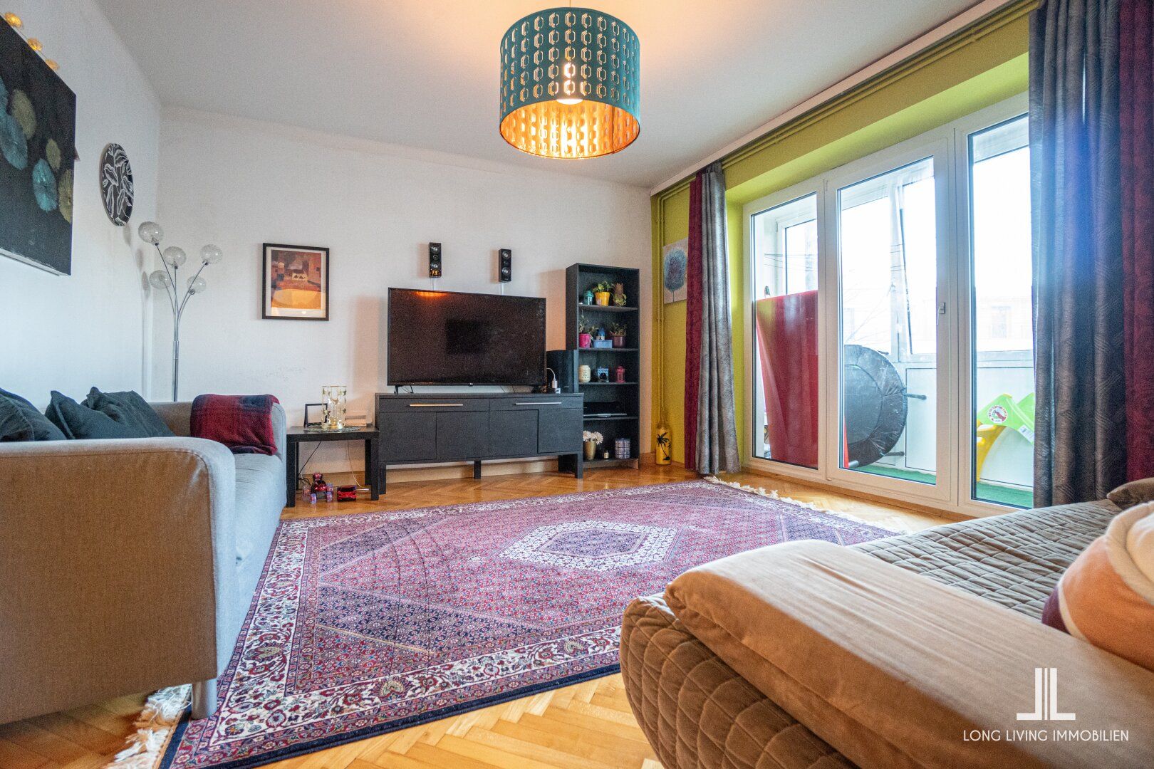 AUFGEPASST - Große Vier-Zimmer-Wohnung mit Loggia und Parkplätze im Innenhof
