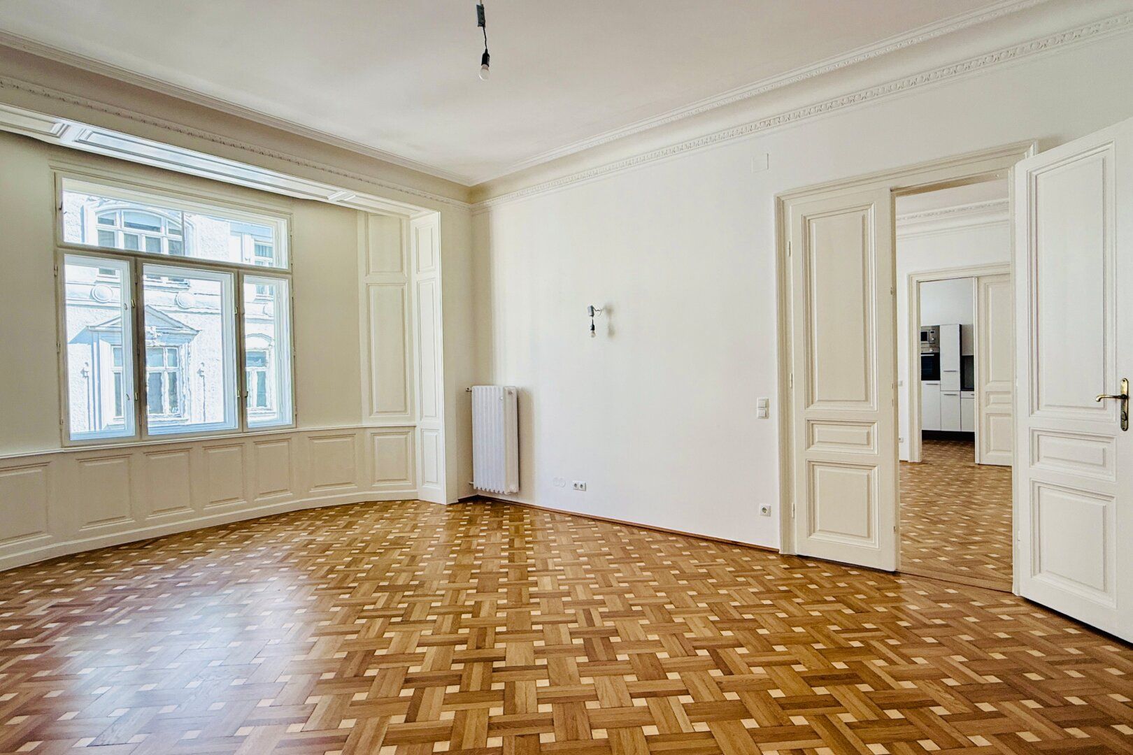 Erstbezug nach Sanierung - Stilaltbauwohnung mit kleinem Balkon