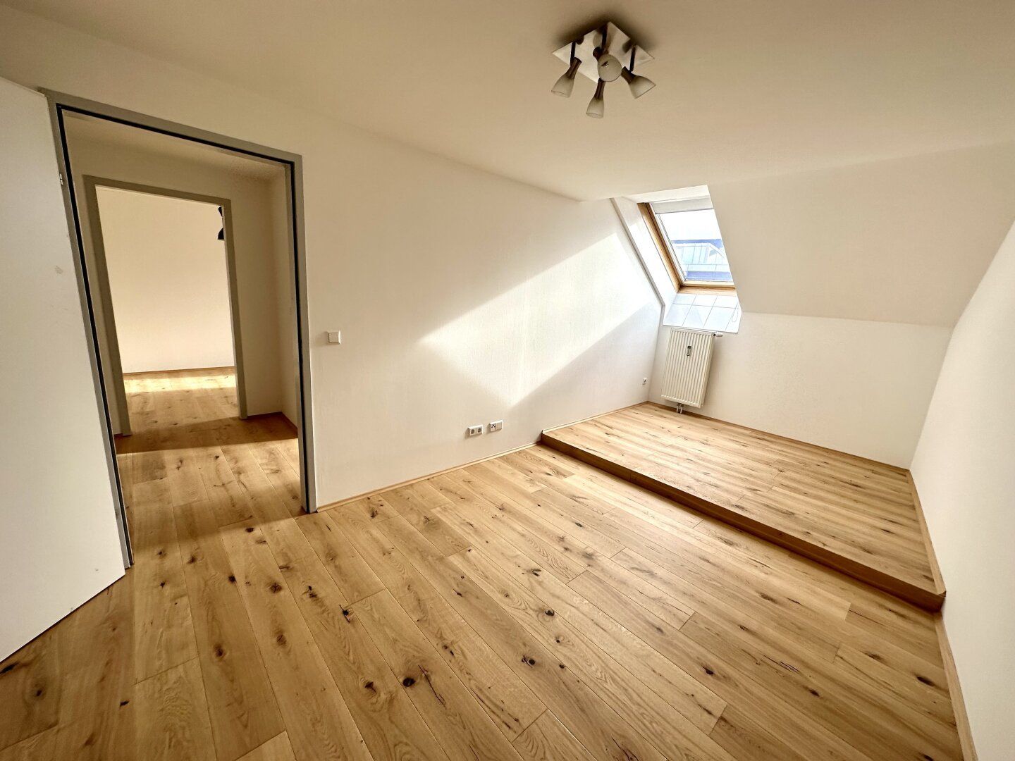 Erstbezug nach Sanierung! Tolle 3-Zimmer-Wohnung im wunderschönen Stilaltbauhaus in sehr zentraler Lage im Grazer Bezirk Geidorf in unmittelbarere Näher der Karl-Franzens-Universität