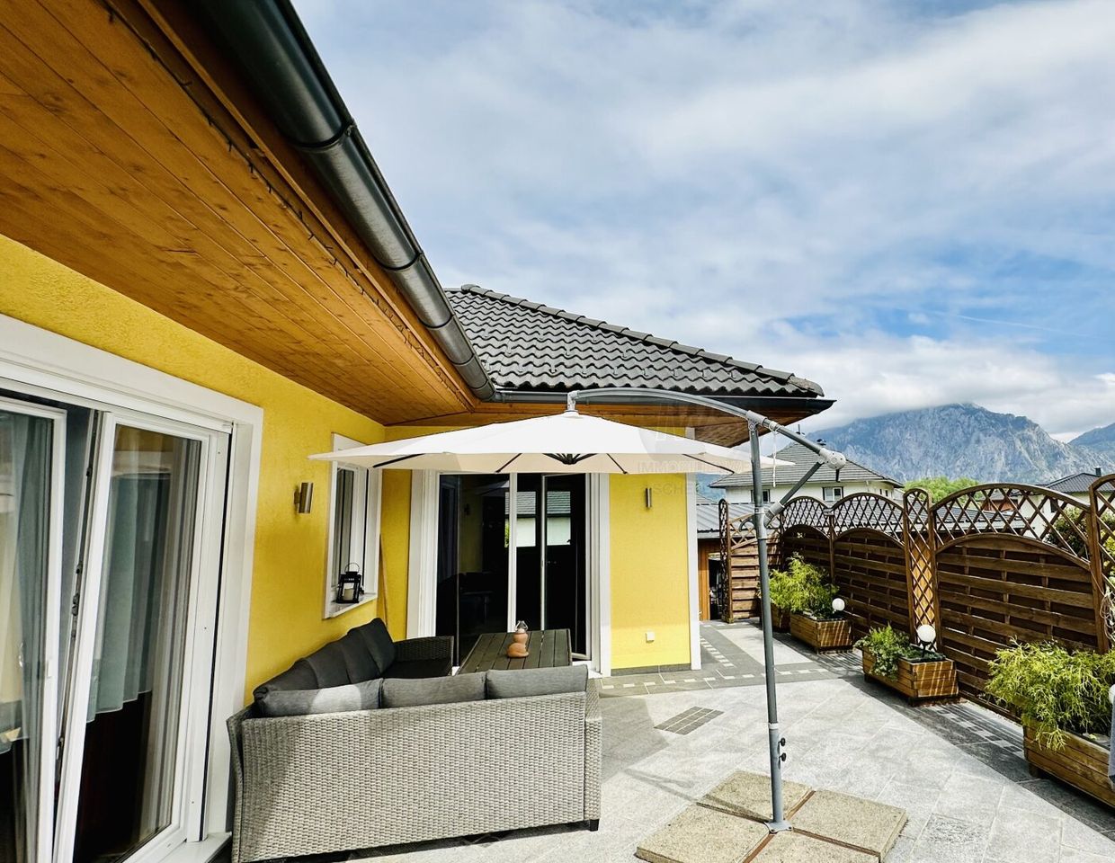 Schöner Bungalow in der Nähe des Traunsees mit Bergblick