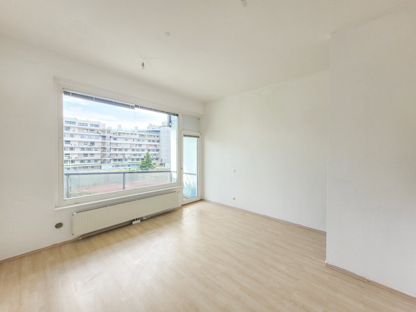 PROVISIONSFREI! SCHÖNE 1-ZIMMER WOHNUNG MIT LOGGIA/TERRASSE UND FERNBLICK!