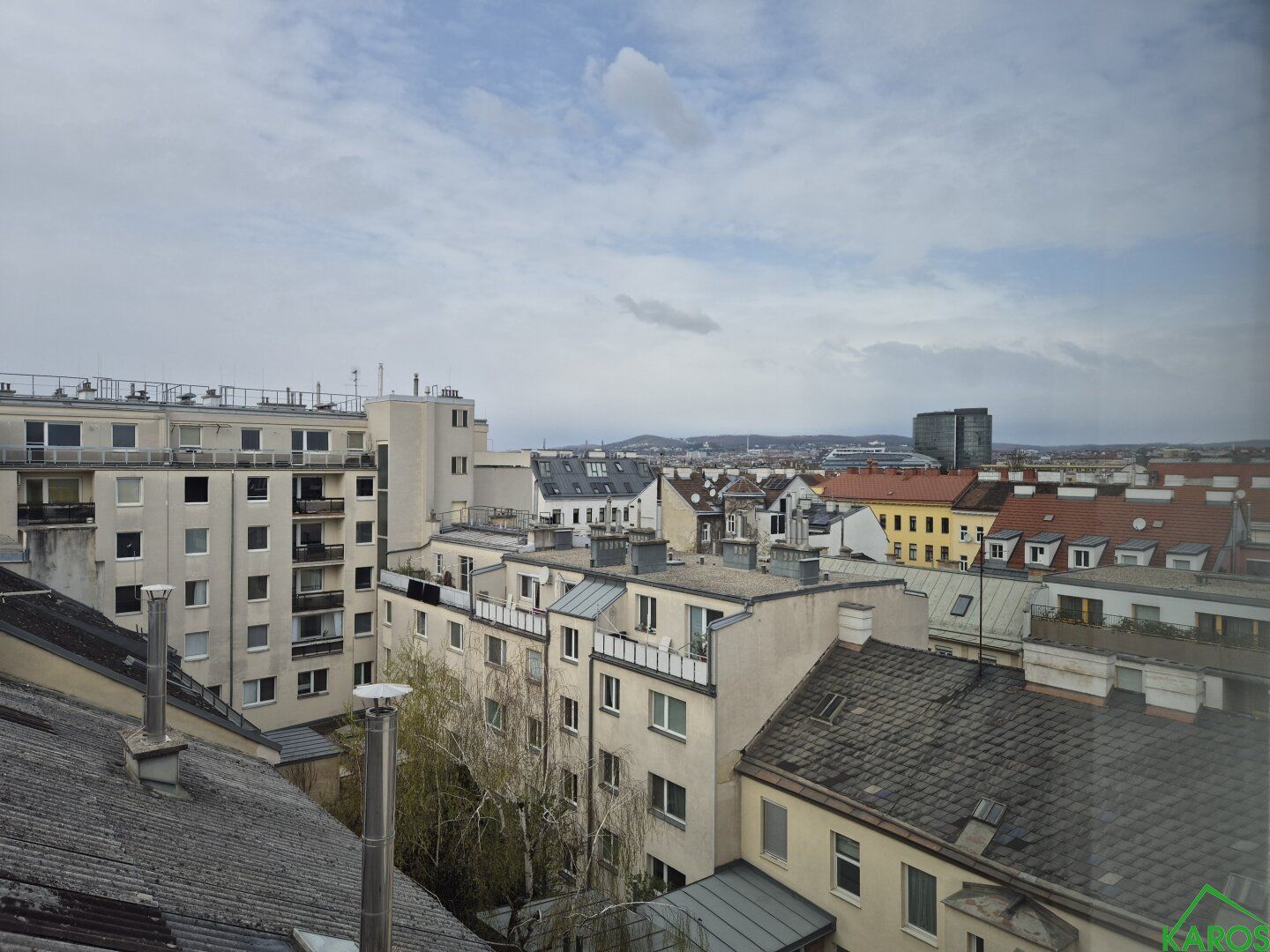 KLEINE FEINE DACHGESCHOSS-WOHNUNG MIT EINBAUKÜCHE *ERSTBEZUG*