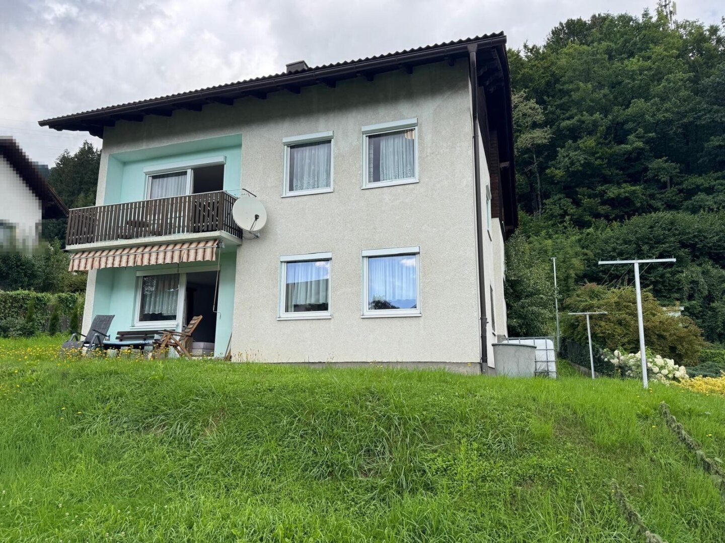 Wohnhaus mit südseitigem Balkon u. Terrasse, Garagen, voll unterkellert