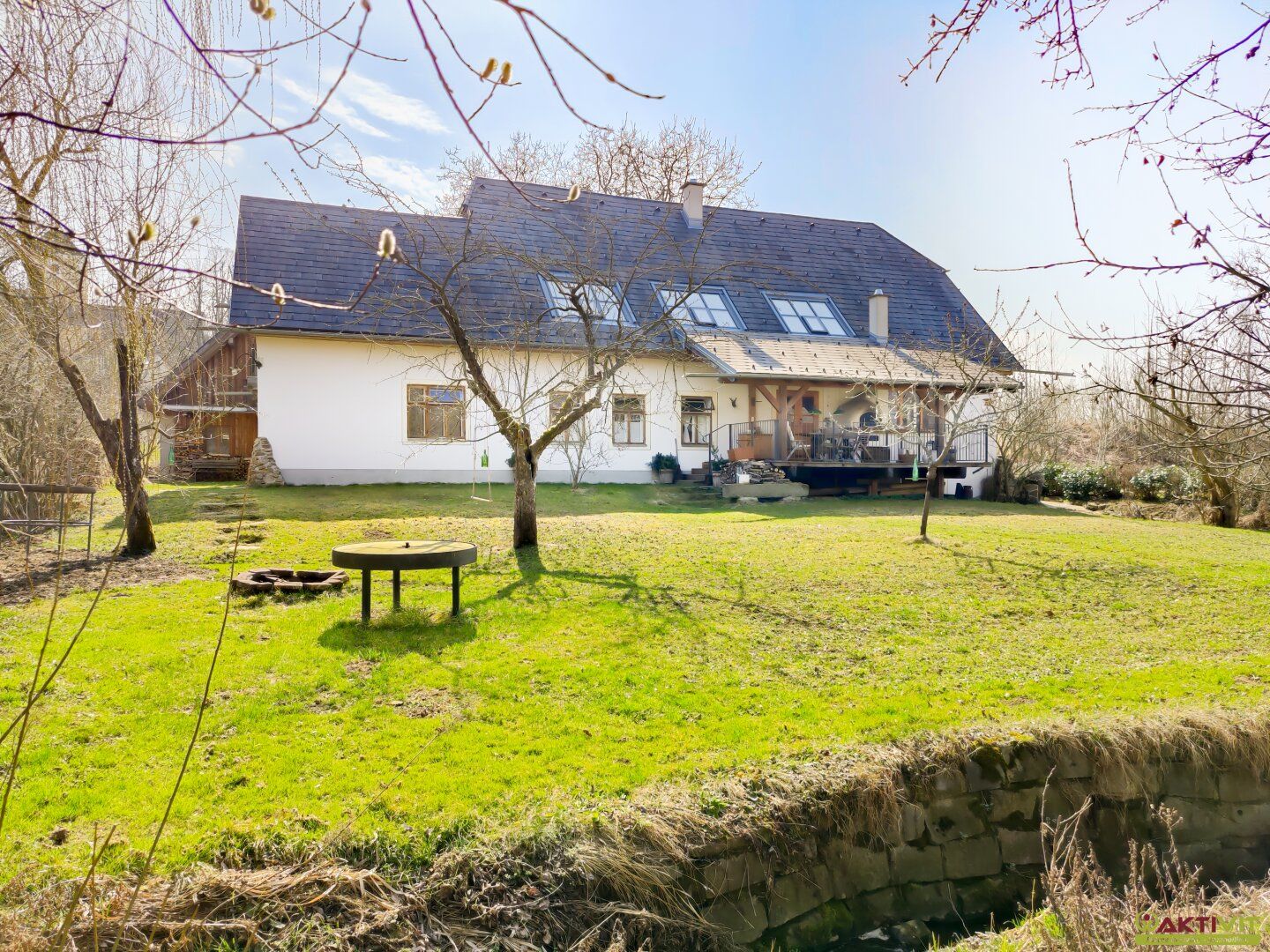 Luxuriöses Landanwesen mit exklusiver Ausstattung und großzügigen Grundflächen. - Hochwertig saniertes Unikat.