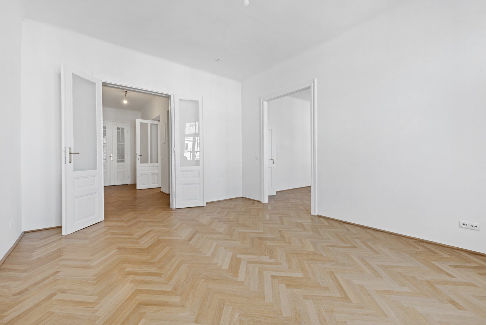 Erstbezug nach Sanierung in wundervollem Stilaltbau nahe dem Schlosspark Schönbrunn