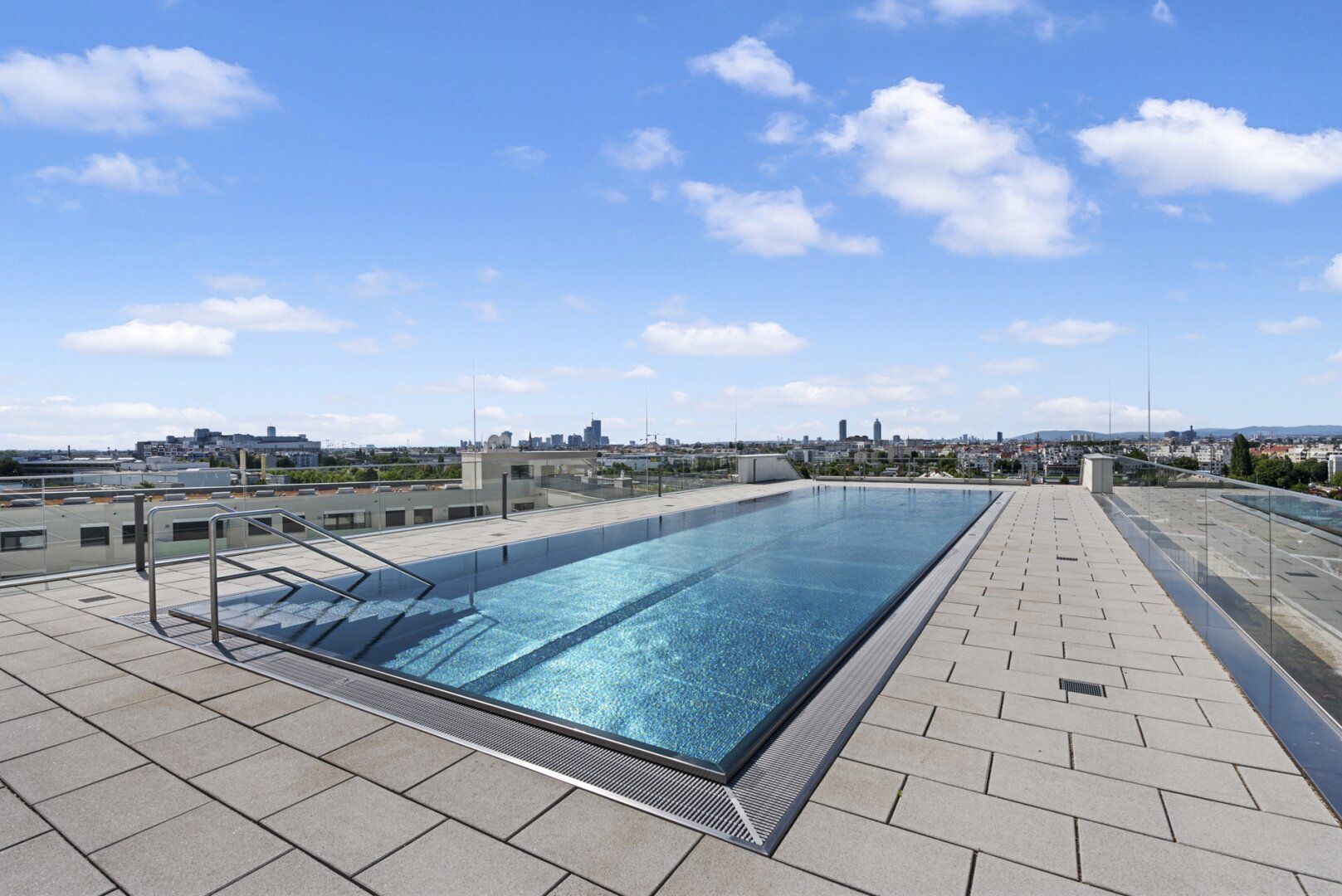 Koffer packen und einziehen! Moderne Dreizimmerwohnung mit Balkon, Dachpool & Fitnessbereich und Sauna