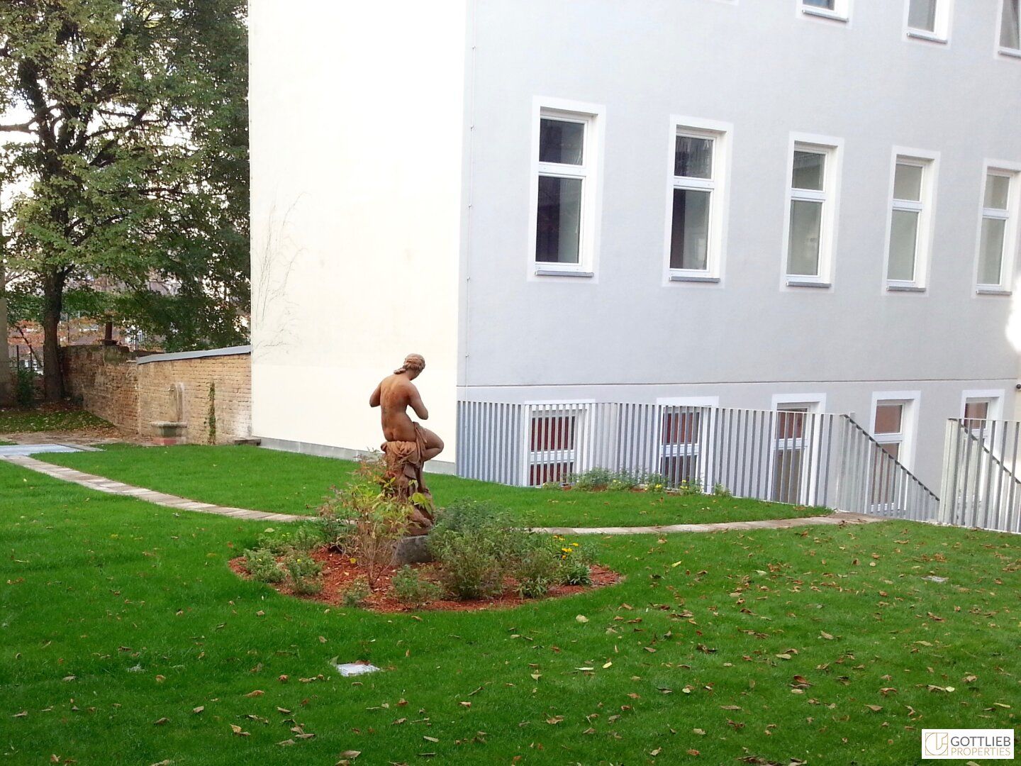 Bestlage Hamerlingplatz! Unbefristete 2-Zimmer-Stilaltbau-Wohnung in Stockwerkslage mit Gartenbenützung
