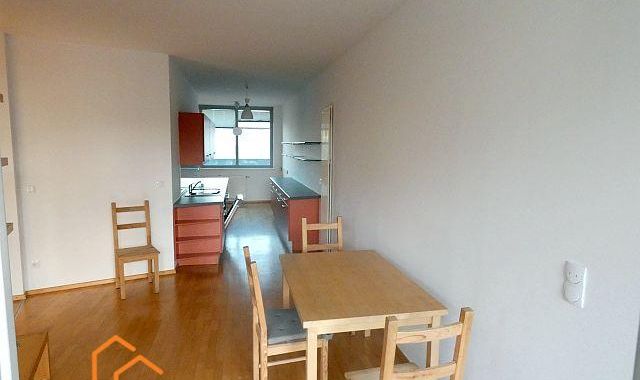 Wohbereich mit Einblick Richtung Küche.jpg