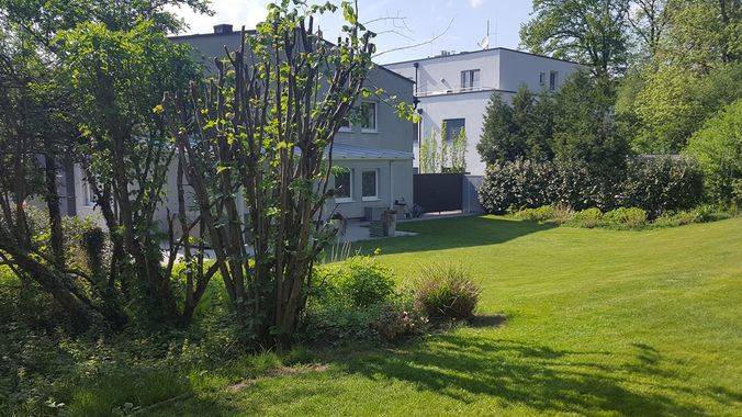 Der weitläufige und gepflegte Garten 