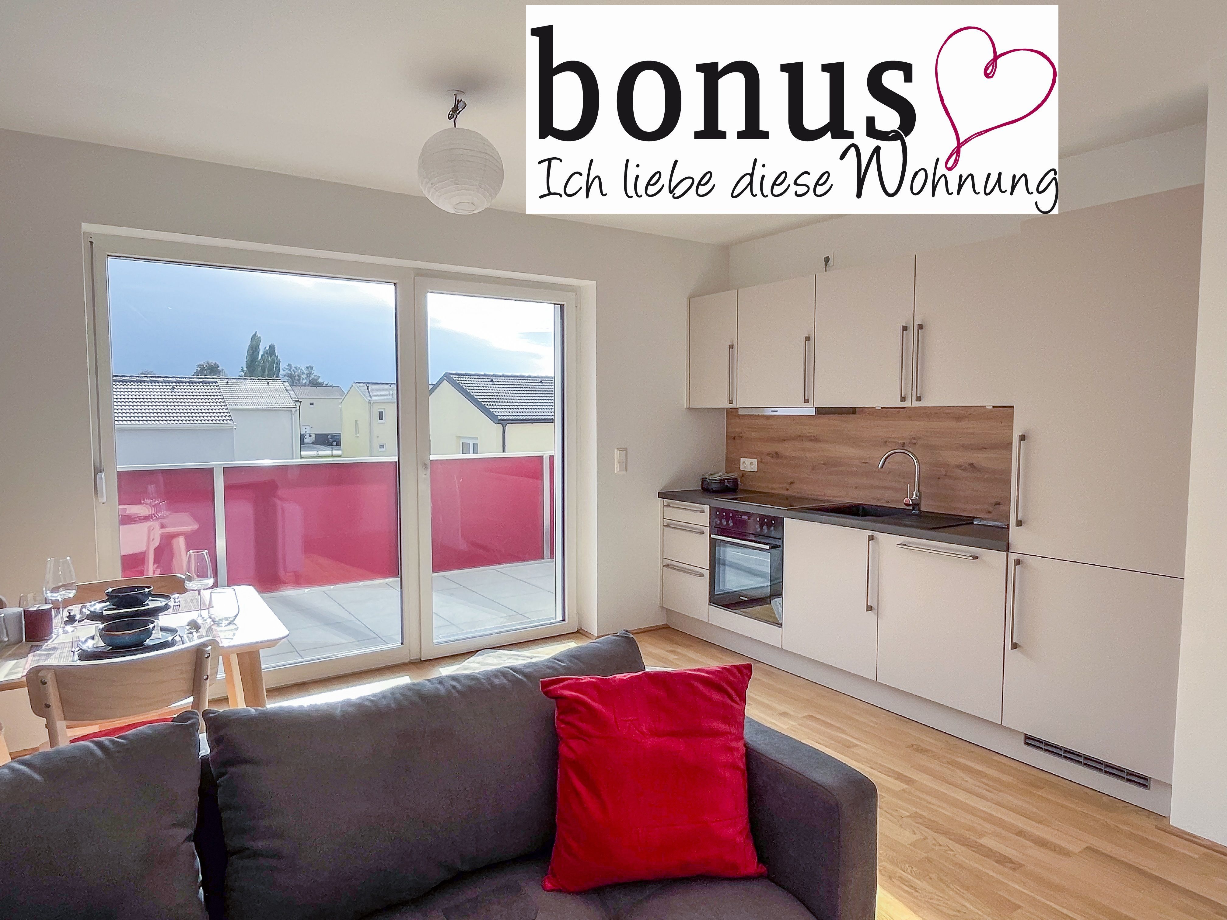 Wohnbaugeförderte DG-Wohnung mit 2 Zimmern, Balkon und Parkplatz. Bezugsfertig!