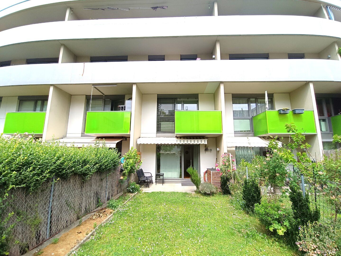 Stadt & Natur gewünscht? Niedrigenergiehaus mit Garten, Balkon und Loggia! 3 Zimmer, Klimaanlage! Nähe U1 Kagraner Platz!