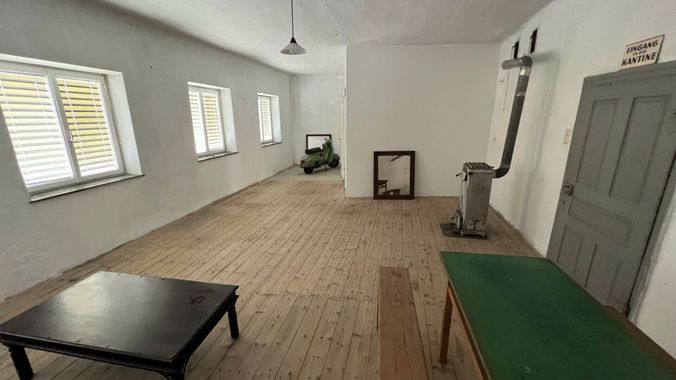 Wohnzimmer mit Ofen/ehemalige Gaststube