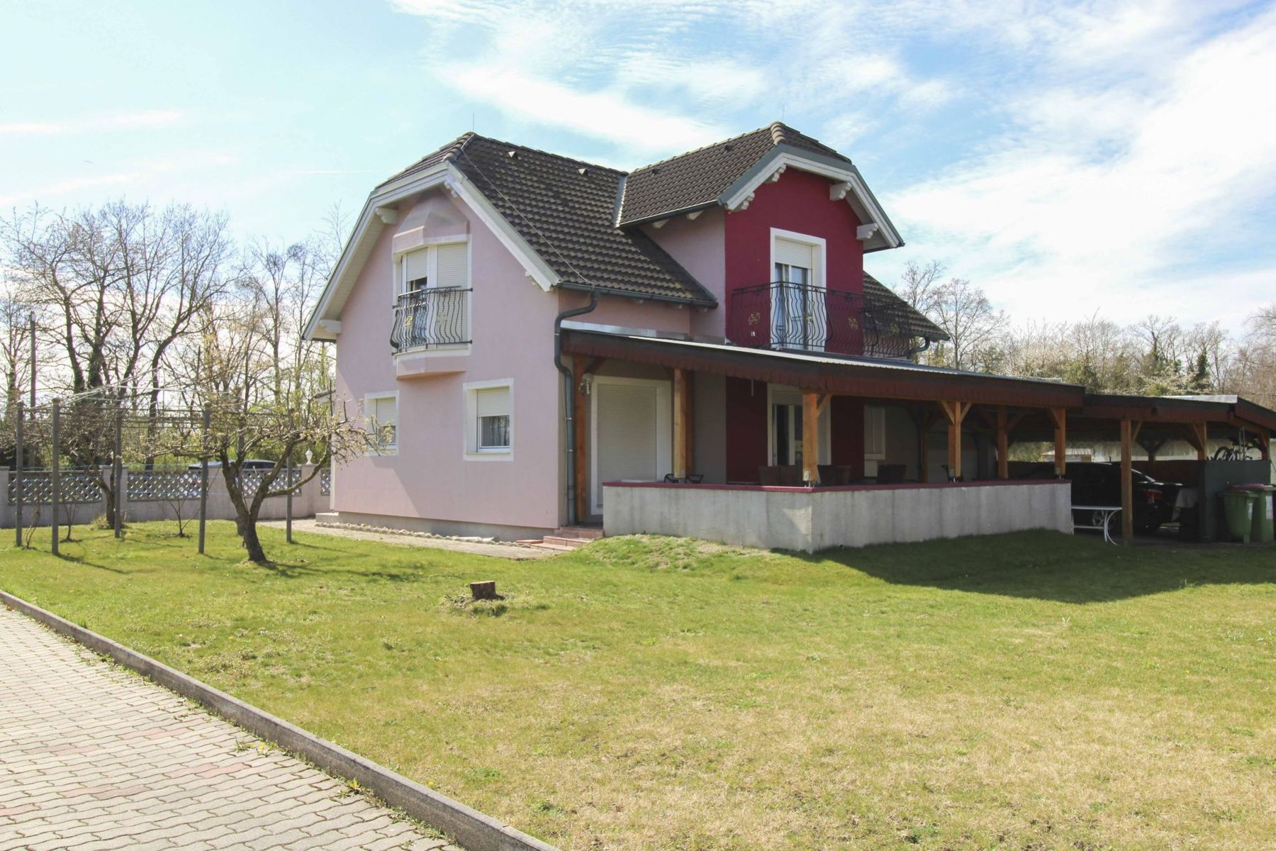 Romantisches Haus mit Wohnkeller und großer Terrasse in familienfreundlicher Kulisse