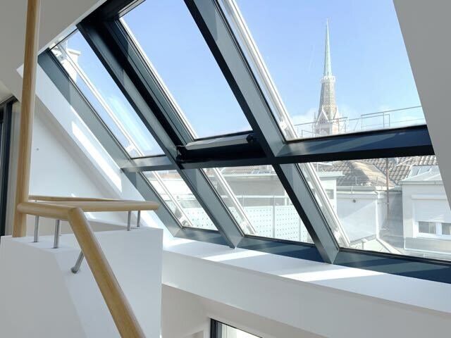 PÄRCHEN-WOHNUNG IN AKH-NÄHE : SONNIGE UND RUHIGE DACHGESCHOSS-MAISONETTE MIT TERRASSE UND BALKON
