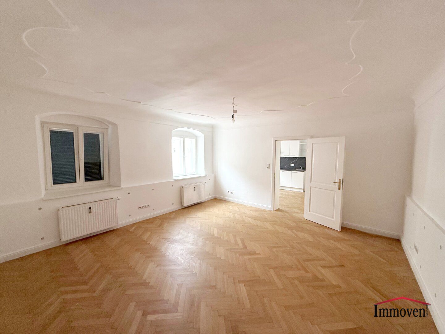 Gepflegte 2-Zimmer-Altbauwohnung, komplett neu saniert, in zentraler Lage