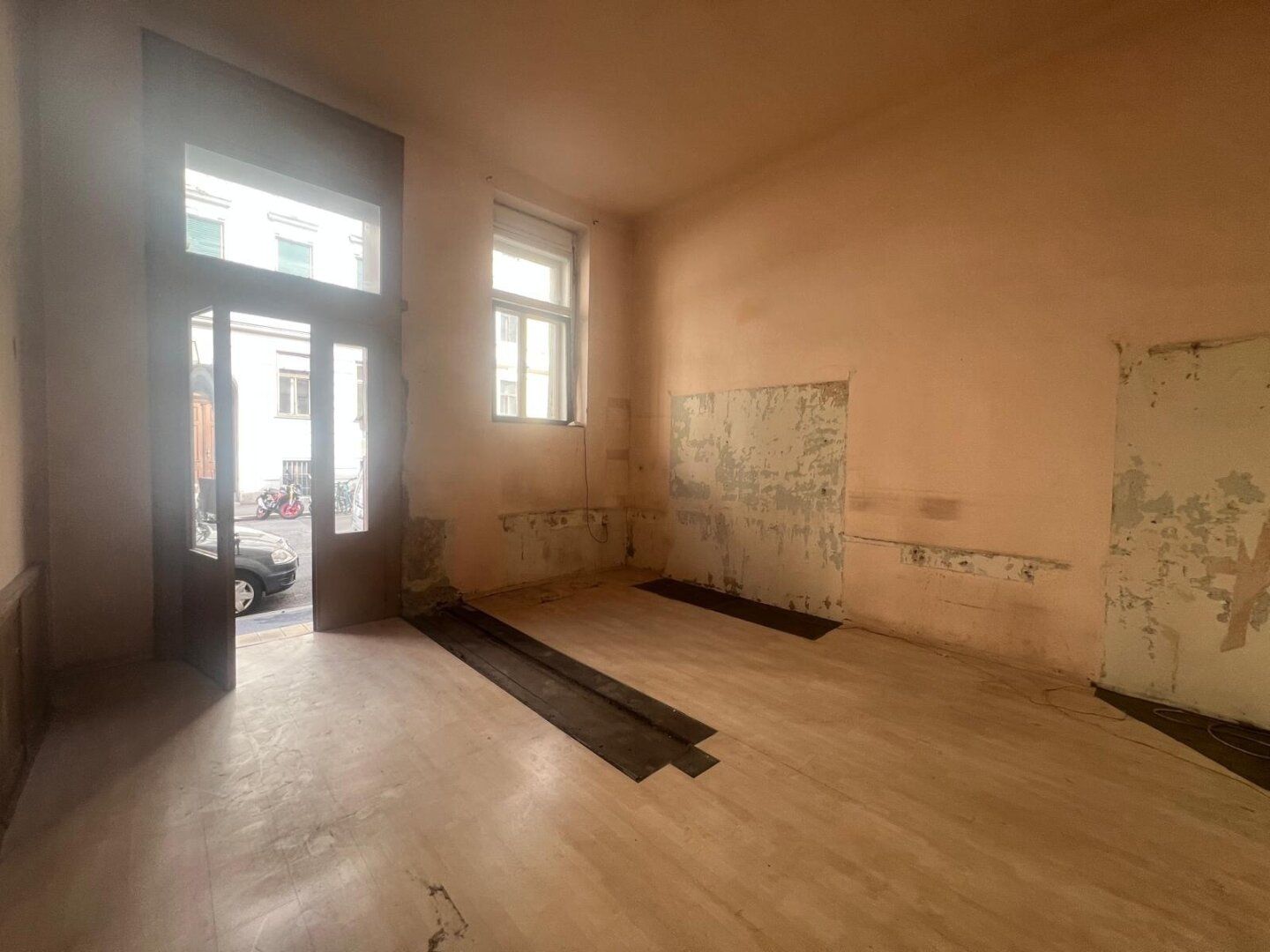 Gewerbefläche und kleine Wohnung mit Balkon in sehr guter Lage in der Steyrergasse nahe der Grazer Innenstadt zu Verkaufen - bestandsfrei - Wohnungseigentumspaket